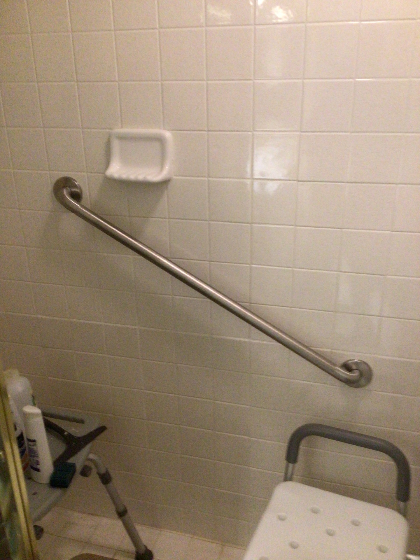 Long diagonal grab bar above tub with shower bench